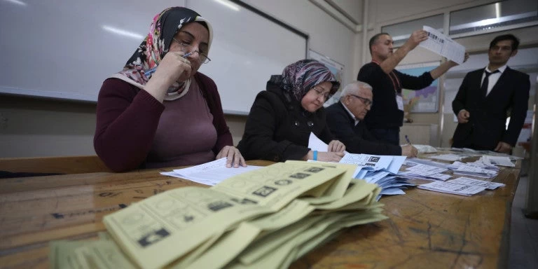 Κωνσταντινούπολη: Σήμερα πραγματοποιούνται οι επαναληπτικές δημοτικές εκλογές – Στις 17:00 κλείνουν οι κάλπτες